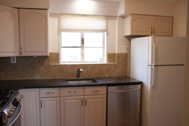 GREAT NEIGHBORHOOD – AMENITIES – PARKING – WALK TO NIH/WALTER REED (Bethesda Overlook)