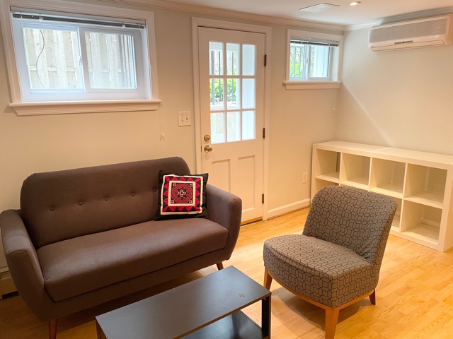 Sunny Furnished DC 1BR/1BA Apartment * 12 Min. Metro to NIH, 8 Min. to Downtown DC