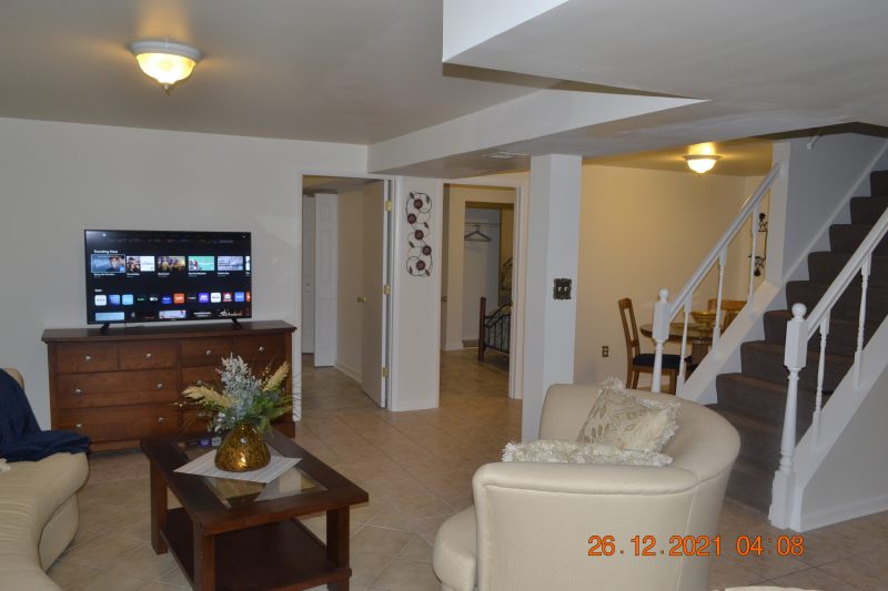 2 Bedroom Basement/Apartment Fully Furnished Plus amenities