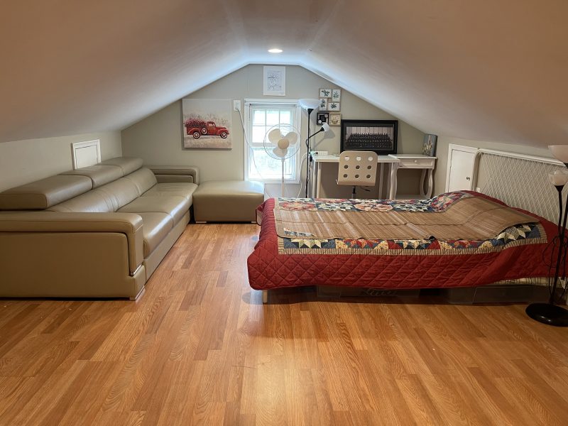Attic Room with queen bed and leather sofa, walking distance to NIH