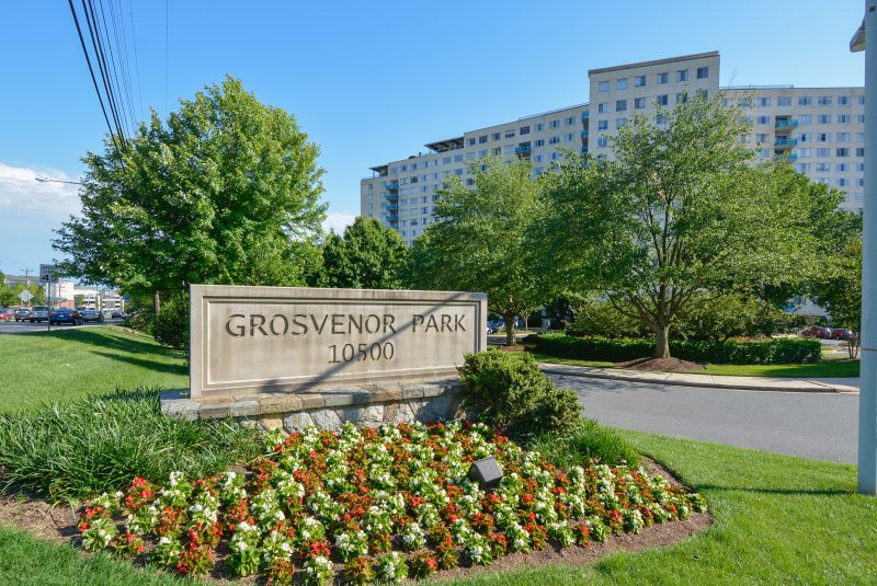 GORGEOUS BIG 832 SQFT 1BR/1BA APARTMENT IN SOUGHT AFTER GROSVENOR PARK.STEPS FROM METRO AND ONE METRO STOP TO NIH. RENT OF $1950 cCOVERS ALL UTILITIES AND BASIC CABLE.