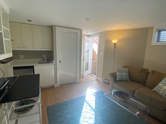 Bethesda-modern, mostly furnished 1-bedroom basement apt (WIFI/utilities included), 2 min to downtown/10 min from Bethesda metro stop/driveway parking spot