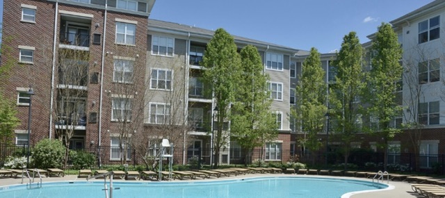 Metro train 6 miles to NIH  1 BR, private bath in 2 BR apt. Spacious, bright top floor apt. Pool, Gym