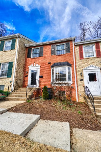 Bright three level townhome in convenient Silver Spring location!