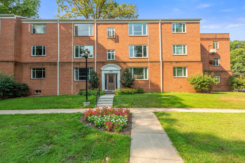 2 Bed 1 Bath – Furnished Bethesda Condo in Parkside Community – Walk to Grosvenor Metro / Utilities Included