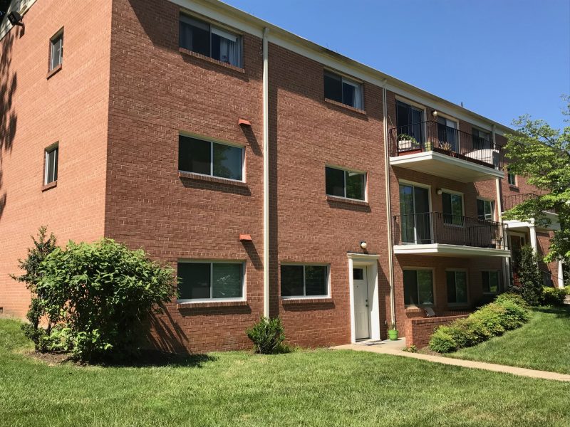 2BR/1BR Condo in Parkside Community / $2,200 – Utilities Included / Sunny and Charming Corner Middle Unit / Walk Distance to Grosvenor Metro/ NIH Vicinity