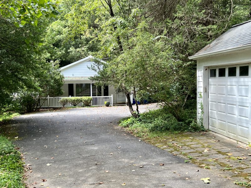 3 Bedroom Guest House with Private Drive on Spacious Estate 
