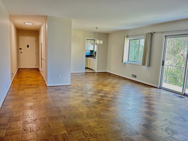Large, quiet 2BR, 2 Bath apartment  in peaceful Parkside Condominiums. Walk to Grosvenor Metro, minutes to NIH & Navy Medical