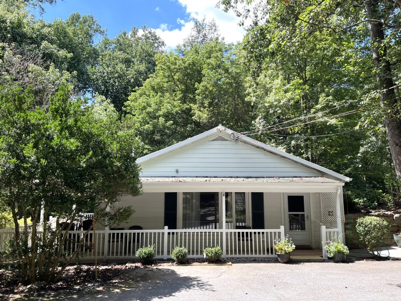 3 Bedroom Guest House with Private Drive on Spacious Estate 