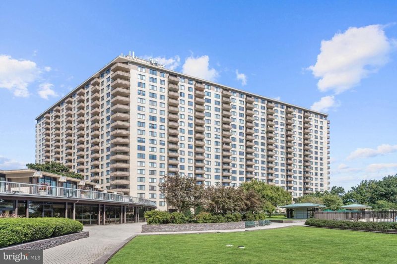 All-Inclusive 1BR/1BA Condo in Bethesda – $2100 w/ Reserved Parking, 5 mins Drive from NIH (981 sq ft)