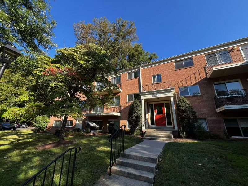 Well-Maintained 2 Bedroom, 1 Bathroom Condo in Parkside,  free parking,  Large outside pool,  Tennis courts, Nicely updated kitchen, Private balcony, 5 min walking to Grosvenor-Strathmore metro station