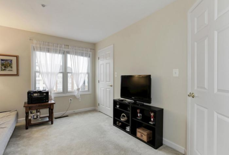 AFFORDABLE King Farm Village 2BR 2.5BA 2 level condo, Walkable to Shady Grove Metro