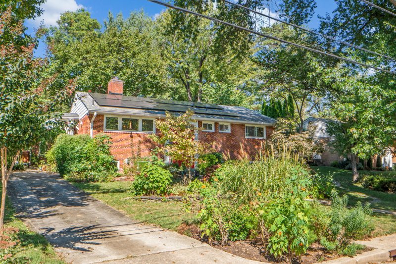 Beautiful split foyer house with in law suite. 5bd/3bth. Walk to Balducci’s, Giant Supermarket, restaurants and banks.